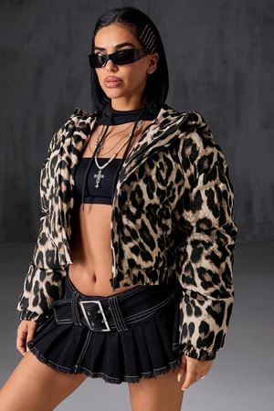 Kadın Leopar Desenli Kapüşonlu Crop Şişme Mont – Kışlık Modern Tasarım