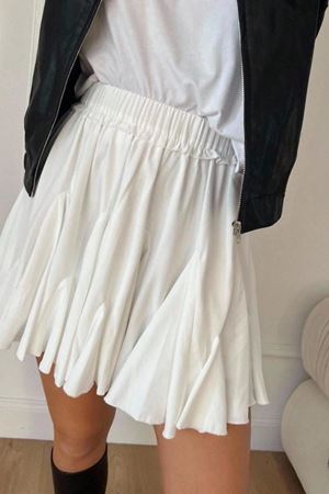 Kadın Beyaz Lastikli Bel Kloş Mini Etek – Akıcı Kumaş Modern Tasarım
