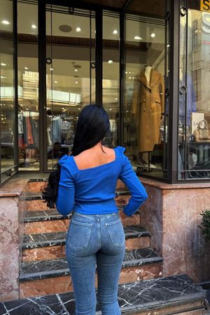 Kadın Mavi Kare Yaka Uzun Kollu Fit Triko Bluz – Modern & Şık